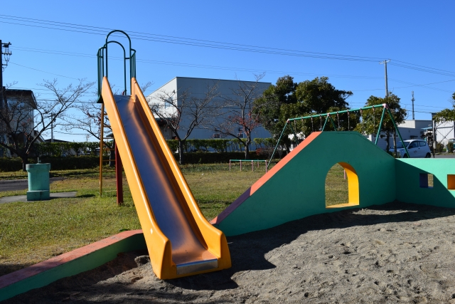 公園で遊ぶ子供：発想力とセールスの関係