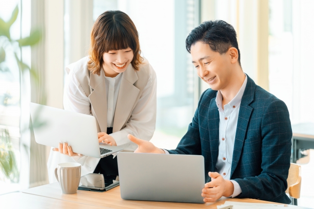 こんにちは。 毛利まさるです。 ### プライドに振り回された経験はありませんか？ あなたは「なんであの人の一言でこんなに腹が立つんだろう」と感じた経験はありませんか？仕事の現場ではちょっとした言葉や態度に、自分のプライドが強く反応してしまうことがあります。ときには「馬鹿にされた」と感じて、無駄に意地を張ってしまったり、結果として誰も得をしない状況に陥ることすらあります。しかし、プライドというものは悪いものではなく、正しく使えば自分を支える力になるのです。ここで大切なのは「得するプライド」と「損するプライド」を見分けることなのです。 ### 損するプライドとは何か まず「損するプライド」とは、誰も得しない意地のことです。「馬鹿にされたから見返してやろう」といった気持ちに突き動かされると、それは自分にとっても周囲にとっても良い影響を与えません。なぜなら、その行動は相手に勝つことが目的になり、本来の仕事の目的から外れてしまうからです。たとえば、議論の場で相手の発言に過剰に反応して論点をずらす。すると会議は進まないし、周りの人からは「なんでこんなにこだわるのだろう」と冷ややかな目で見られてしまいます。結局、自分の評価も下がる。これこそが典型的な「損するプライド」なのです。 ### 得するプライドとは何か 一方で「得するプライド」というものも存在します。これは自分の尊厳を守るためのプライドです。「ここで譲ったら自分の存在意義が失われる」という場面は、誰にでもあります。たとえば、部下を守るために上司に強く意見を言うこと。顧客に対して理不尽な要求を断ること。これらは一見衝突のように見えるかもしれませんが、実は長期的には自分も周囲も守る行為となります。このようなプライドは「負けてはいけない場面」で自分を支える力となり、結果として信頼や尊敬を得られるのです。 ### プライドをコントロールする視点 ここで重要なのは「プライドをどの基準で使うか」という視点です。プライドは誰しも持っているものであるものの、それを出す場面を誤ると損をします。しかし、正しく使えば大きな成果を生むのです。そのためには「この意地は誰のためになるのか？」と自問してみることが効果的です。もしそれが「自分がすっきりしたいだけ」なら損するプライドである可能性が高いです。しかし「周囲を守るため」「自分の信念を貫くため」であれば、それは得するプライドとなるのです。 ### プライドと仕事術の関係 ビジネスにおいては成果が最優先です。つまり、プライドも成果を出すために使う道具にすぎません。冷静に考えて「このプライドを通した結果、仕事は前に進むのか？」と判断することが大切です。意地を張っても進まないなら、そのプライドは不要です。しかし、ここで引けば長期的に自分の評価や役割が失われると感じるなら、堂々とプライドを示すべきです。要はプライドを「感情の爆発」として使うのではなく「戦略的に活用する」ことが仕事術として重要なのです。