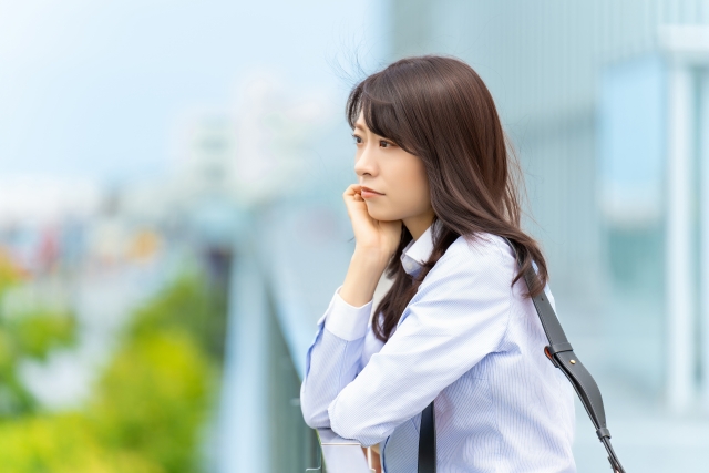 こんにちは。 毛利まさるです。 ### 気づかないまま使っている言葉はありませんか？ あなたは「トライアンドエラー」という言葉を日常的に使っていませんか？ 営業の現場でも、研修でも、ビジネスの話題でもよく登場するフレーズです。 私自身も長い間、当たり前のように使っていました。しかしある時、英語に詳しい方から「実はこの表現は文法的には誤りですよ」と指摘され、驚かされたことがあります。 ### 正しくは“trial and error”である理由 本来正しいのは「trial and error」。 try は動詞で、error は名詞。 一方、trial は名詞であり、error も名詞であるため、文法的に並びが成立します。 つまり「try and error」は、動詞と名詞がセットになった不自然な組み合わせで、英語としては誤用になります。 この事実を知ったとき、恥ずかしさよりも「こんなにも長く、違和感を持たず使っていたのか」という驚きのほうが大きかったのを覚えています。 知らなければ気づかず、知れば違和感を覚える。 たったそれだけのことなのに、内面の認識は大きく変わりました。 ### “知らないから違和感を持てない”という構造 ここで大切なのは、英語力の話ではありません。 本当に大事なのは「知らないことには、違和感すら持てない」という構造そのものです。 あなたも経験があるのではないでしょうか？ 最初は正しいと思い込んでいた言葉や考えが、学びによって一瞬で覆される瞬間。 その瞬間、以前は普通に思えたものが、急に違和感を帯びて見えるようになります。 人は“知ることによって初めて、気づけるようになる”のです。 ### 営業でも“気づかれない違和感”は存在している この話は、実はセールスの世界でも同じ構造を持っています。 たとえばあなたが自信を持って話した説明が、相手にはどこか伝わっていない。 あなたは正しく伝えたつもりなのに、相手は妙な引っかかりを抱いたまま進んでしまう。 そんな場面はありませんか？ それは、あなた自身が気づいていない“発言のズレ”や“無自覚な前提”に、相手だけが違和感を覚えている可能性があります。 誤った言葉を誤ったまま使うように、 自分では自然でも、相手にとっては違和感を生む表現が存在するのです。 しかも、あなたがその存在に気づいていなければ、違和感を修正することはできません。 知らないからこそ、違和感を感じるポイントに気づけない。 これはセールスにおいて極めて大きなリスクです。 ### 違和感を自覚できる人が“成果を出し続ける人” 営業で成果を出す人は、相手がどこに引っかかりを覚えるのかを敏感に察知します。 資料の説明、言葉の選び方、話す順番、例え話の置き方。 相手が「ん？」と違和感を覚えた瞬間を逃さず回収できる人ほど、クロージングの質が高まっていきます。 逆に、無意識のズレに気づかずに話し続けると、最後の最後で信頼が揺らぎます。 どれだけ準備をしても、どれだけロジックを整えても、 相手が抱えたままの違和感が消えなければ、商談は前に進みません。 気づく力があるかどうかで、成果は大きく変わるのです。 ### 知ることで世界が変わり、成果も変わる “trial and error” を知れば “try and error” に違和感が生まれるように、 営業もまた学びによって世界が変わります。 自分が正しいと思っていた言葉が、相手には正しく届いていないかもしれないという前提を持つこと。 その姿勢こそが、営業としての成長を一気に加速させるのです。 これからのセールスに必要なのは、 正しさよりも「気づく力」。 違和感を感知し、修正し、相手の認識と自分の意図を一致させること。 その積み重ねこそが、最も強く、再現性の高い営業力へとつながっていくのです。