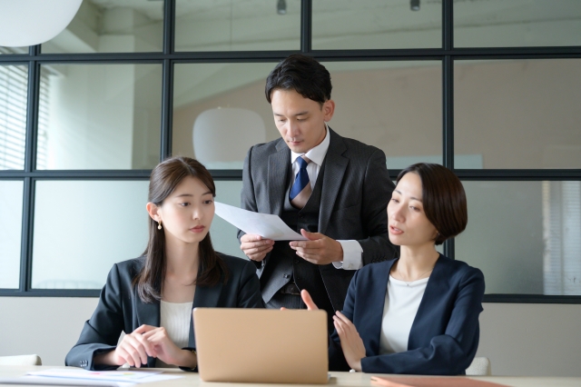 長時間働く上司に振り回されない思考法